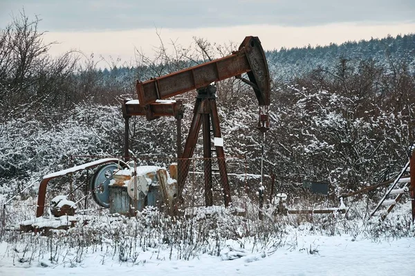 Pozzo di petrolio su un paesaggio invernale — Foto Stock