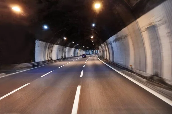 Autofahren im Tunnel — Stockfoto