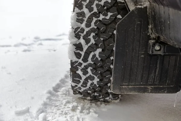 Opona samochodowa w śniegu — Zdjęcie stockowe