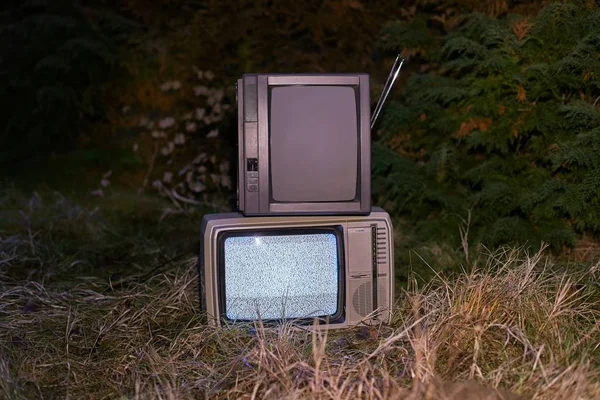 TV no hay señal en la hierba — Foto de Stock
