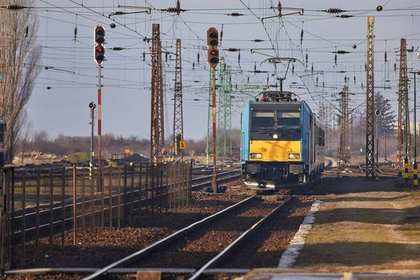 Osobní vlak přijíždí — Stock fotografie