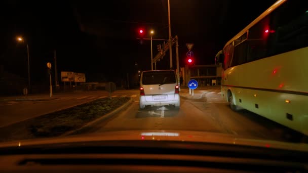 Auto fahren in der Nacht — Stockvideo