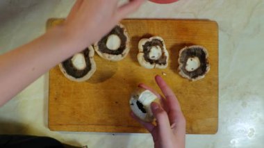 Masanın üzerinde peeling mantar