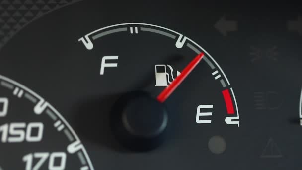 Calibre de combustível indo para baixo — Vídeo de Stock