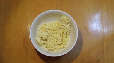 Instand noodle hazırlık