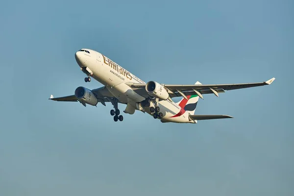 Commercial Airliner Landing — Stock Photo, Image