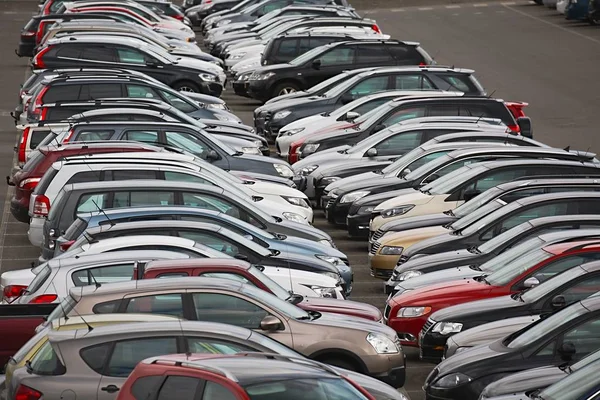 Autos in einer Reihe geparkt — Stockfoto