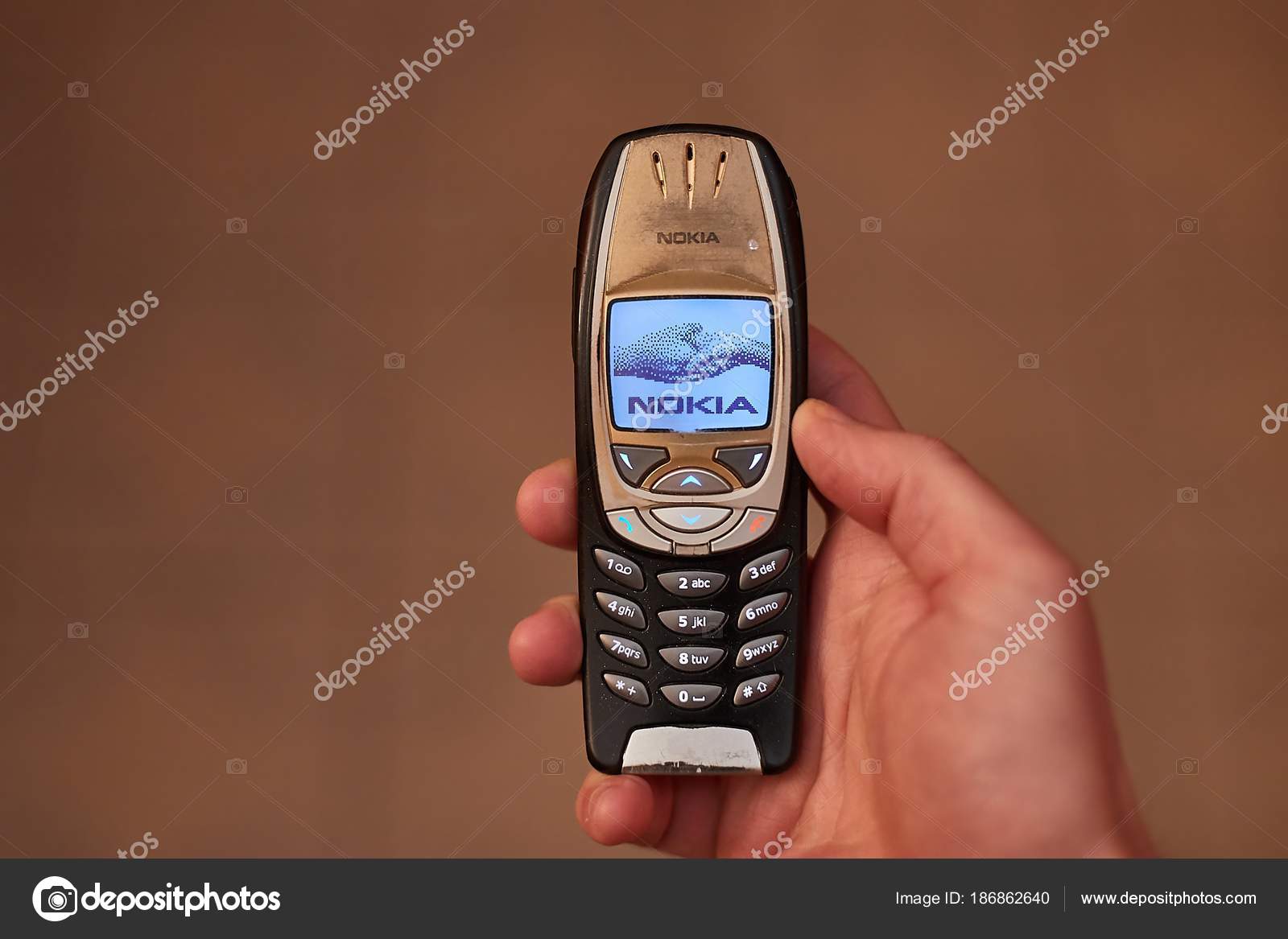 Старый Телефон Nokia – Стоковое Редакционное Фото © Gudella #186862640