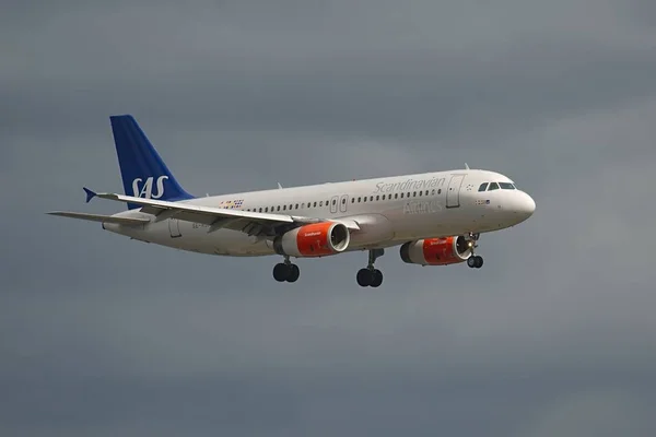 Passenger Plane Landing — Stock Photo, Image