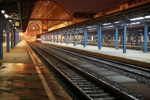 Stacja w nocy — Zdjęcie stockowe