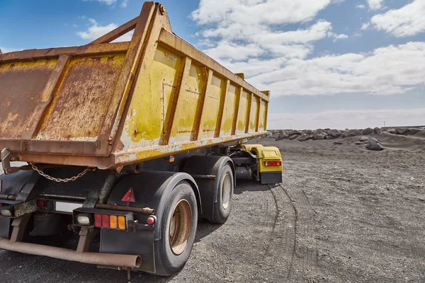 Camión volquete amarillo — Foto de Stock