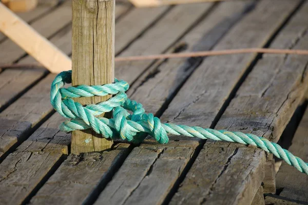 Швартова мотузка прив'язана до пірсу — стокове фото