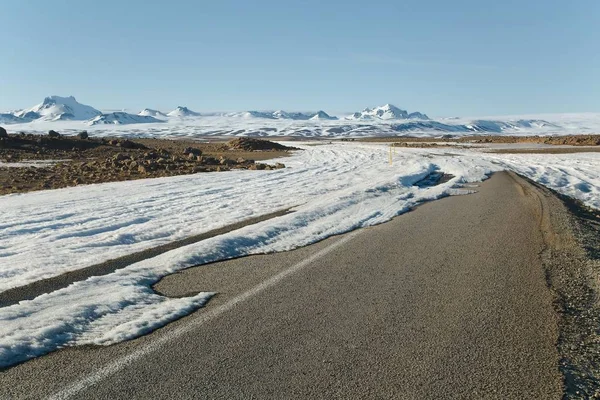 Kar ve buzla kaplı yol — Stok fotoğraf