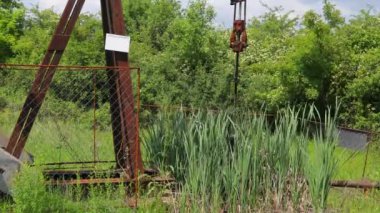 Petrol kuyusu bir peyzaj üzerinde