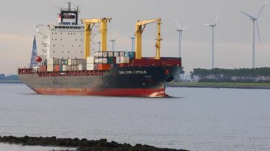 Rotterdam 'da konteynır taşıyan gemi.