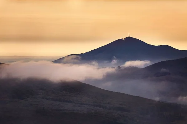 Montagnes paysage brumeux — Photo