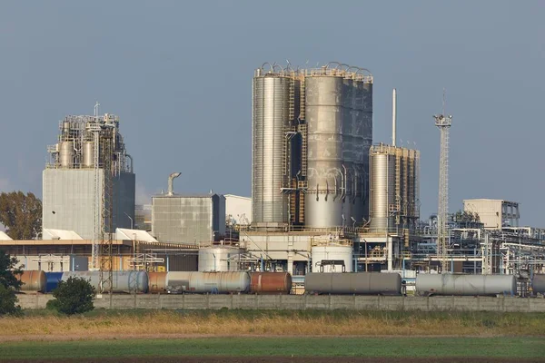 Estruturas de refinaria de petróleo — Fotografia de Stock