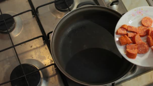 Приготування їжі з ковбасою — стокове відео