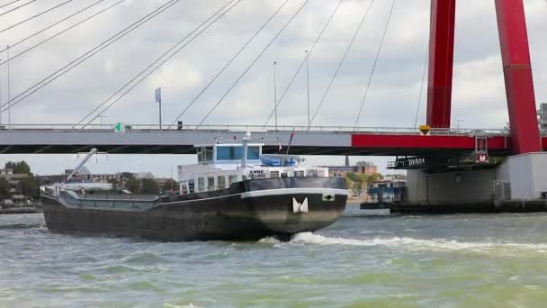 Statek towarowy przepływający przez Rotterdam — Wideo stockowe