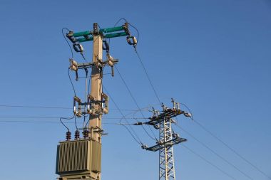 Transformatör ile elektrik hattı