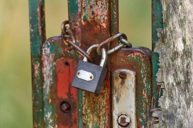 Asma kilitli eski bir silah