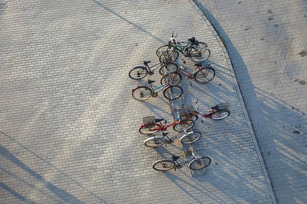 Vélos debout dans une rue — Photo