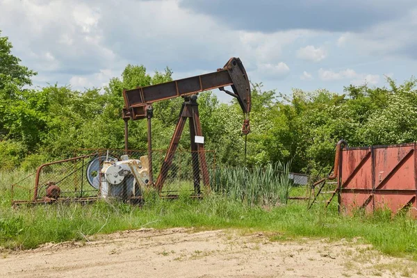 Pozzo di petrolio su un paesaggio — Foto Stock