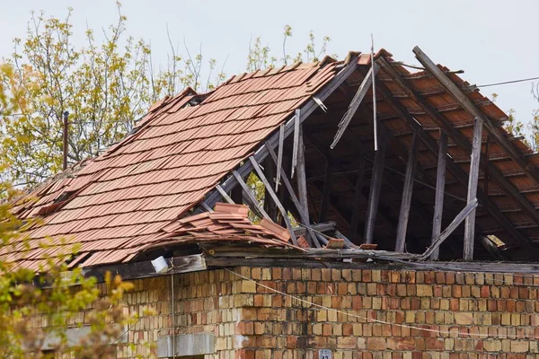 Крыша рухнувшего дома — стоковое фото
