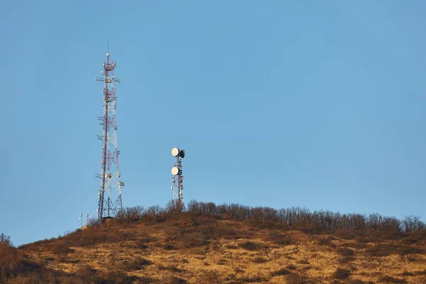 Torres transmisoras en una colina — Foto de Stock