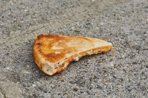 Kawałek pizzy na talerz — Zdjęcie stockowe