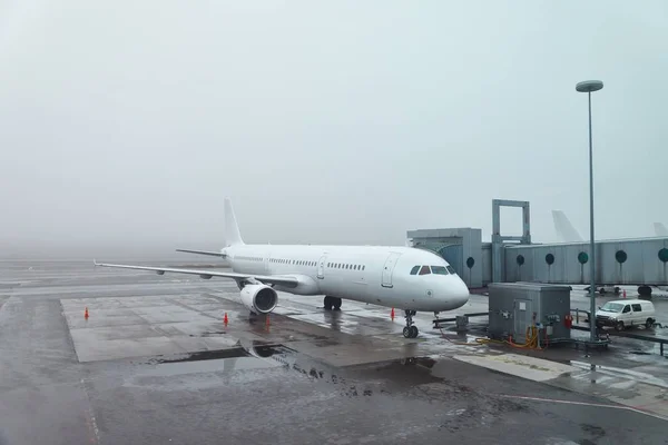 Mlhavé počasí na letišti — Stock fotografie
