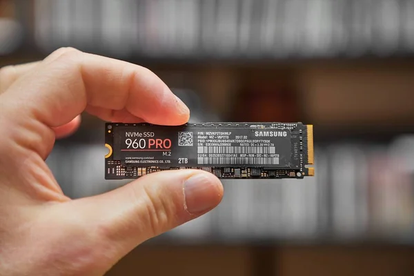 Printplaat van een Ssd in de hand gehouden — Stockfoto