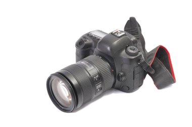 Beyaz arka planda DSLR camre