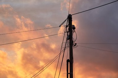 Elektrik hattı siluetleri