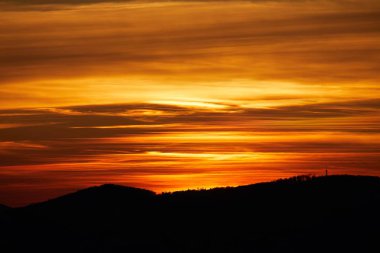 Gün batımı dağlık manzara