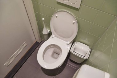 Tuvalet kapağı açık.