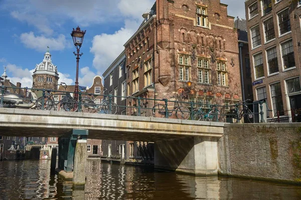 Kanaal en brug in amsterdam — Stockfoto