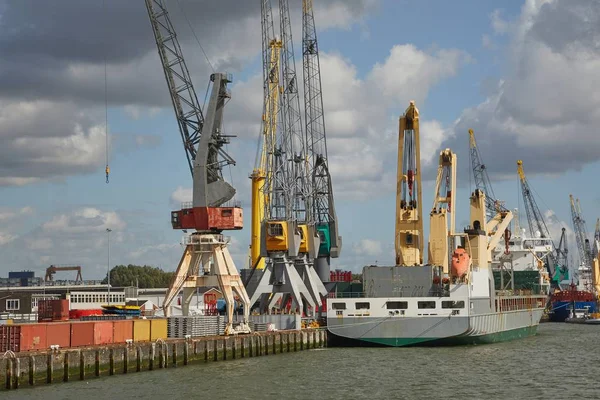 Industrieschiffe im Dock — Stockfoto