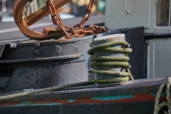 Anlegeseil an einem Schiff befestigt — Stockfoto