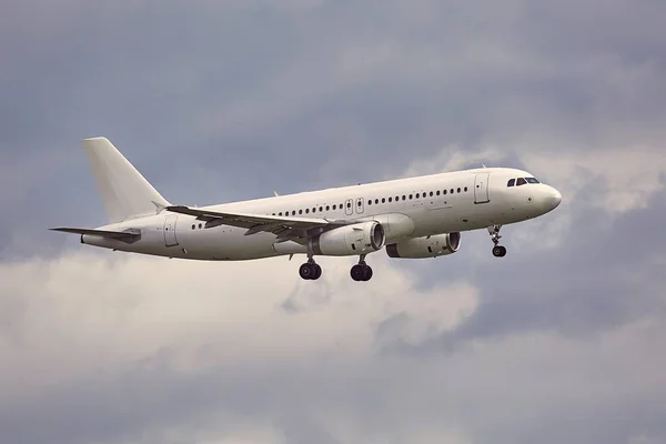 Pessanger Aircraft landing — Stock Photo, Image