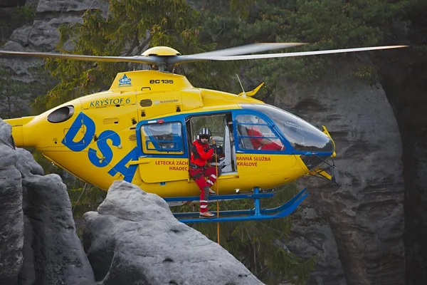 Helikopter ratowniczy w górach — Zdjęcie stockowe