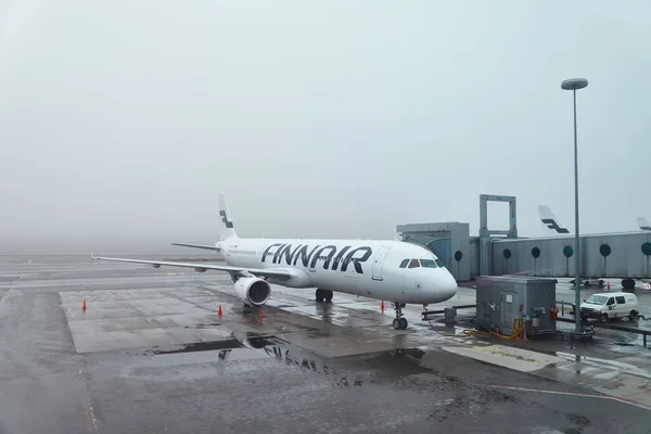 Finnair літака в аеропорту — стокове фото