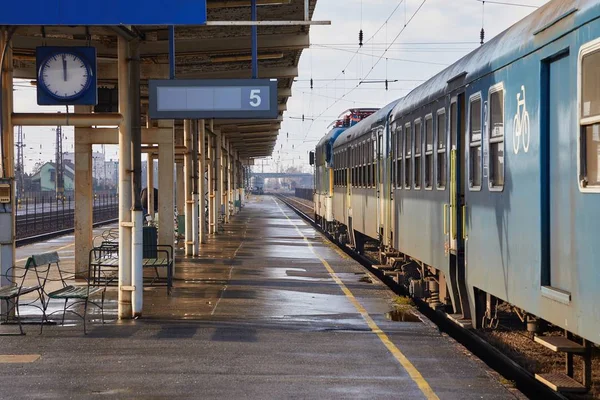 Залізничний вокзал з пасажирським поїздом — стокове фото
