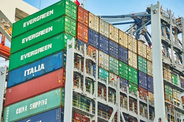Gestapelde cargo containers — Stockfoto