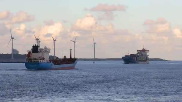 Loď přepravující kontejnery přes Rotterdam — Stock video