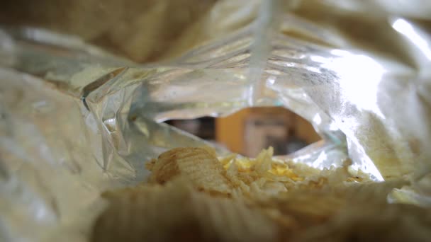 Jíst chipsy, kamera uvnitř sáčku — Stock video