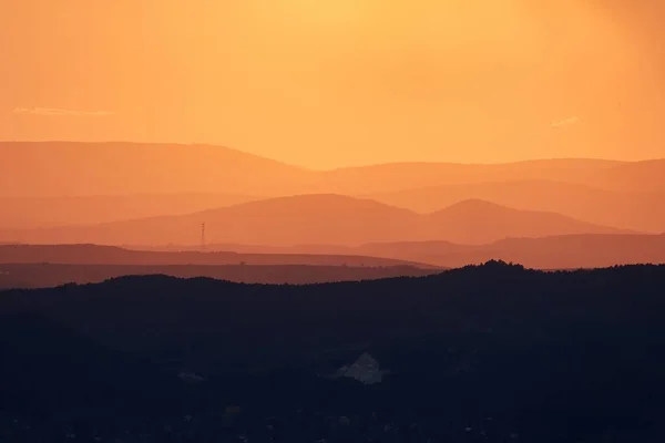 日落的丘陵景观 — 图库照片