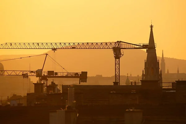 Gru da costruzione in città — Foto Stock