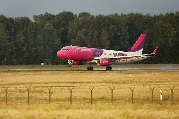 Посадка авиалайнера Wizzair — стоковое фото