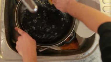 Bulaşıkları lavaboda yıkıyorum.